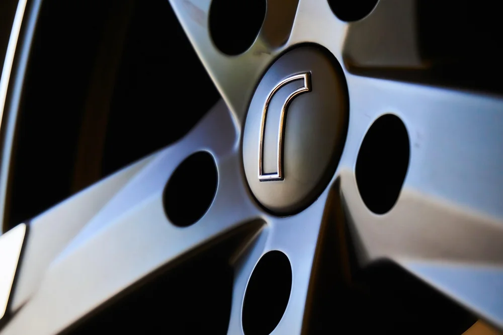 Alloy wheel spoke design and center cap detail