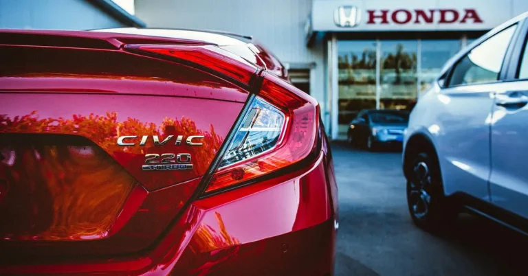 Honda Civic taillight badge at a Honda dealership, comparing Si and EX trims