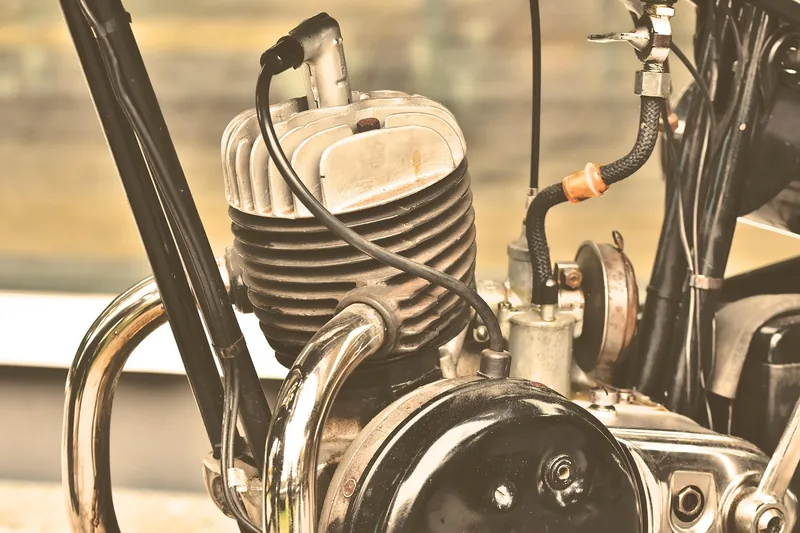 Air-cooled single-cylinder engine with cooling fins on a vintage machine