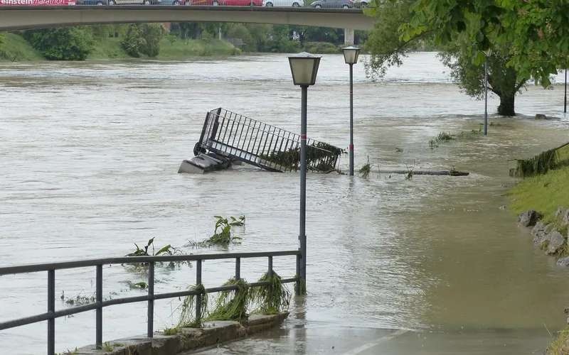 flooded road with rising water level showing the kind of conditions that submerge cars