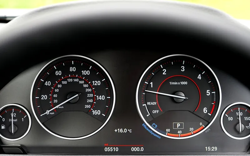 Analog instrument cluster with speedometer and tachometer