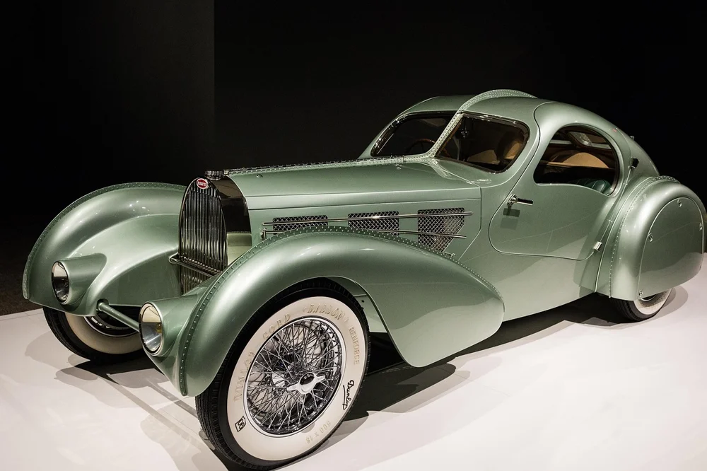 Vintage 1930s roadster with an exposed rear rumble seat