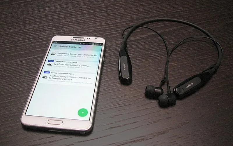 Smartphone Bluetooth settings screen showing available devices to pair with a car