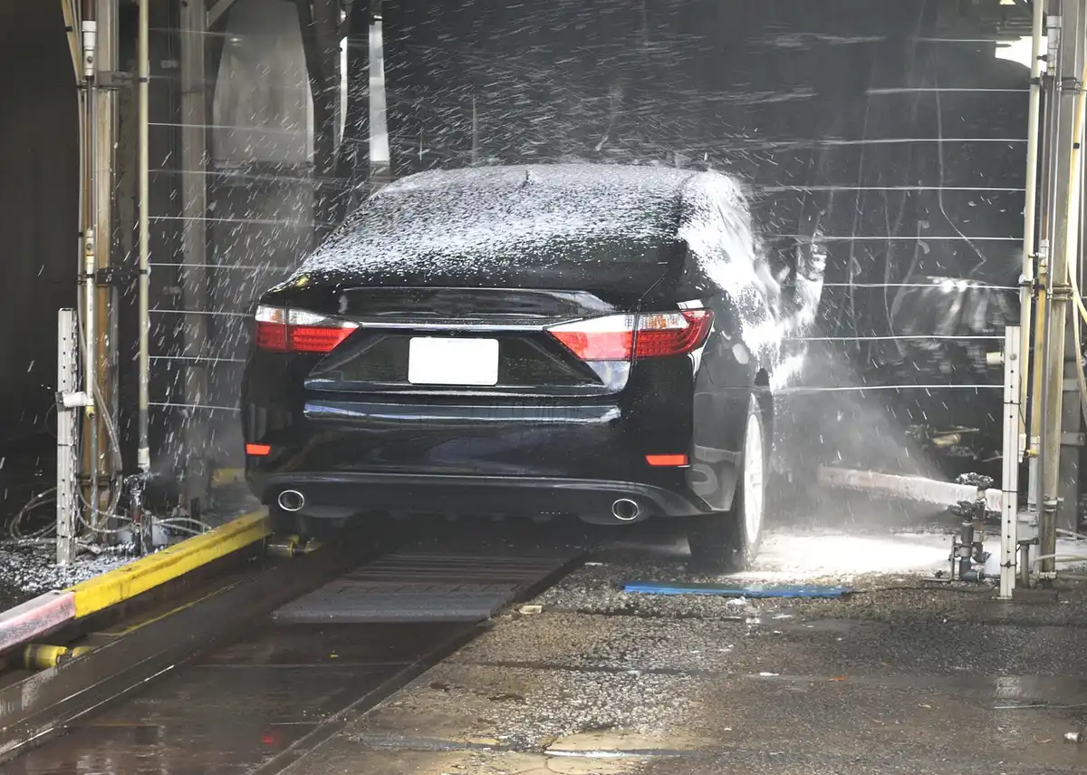 Touchless automatic car wash tunnel with robotic spray arms