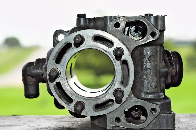Engine cylinder block section with a bare cylinder bore