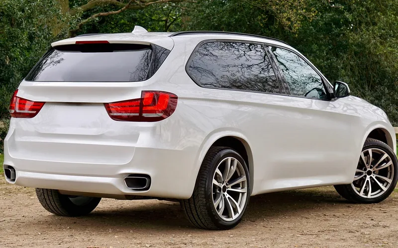 White SUV seen from the rear showing the tinted rear glass and tailgate