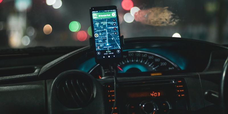 Safety Tips for Mirroring While Driving