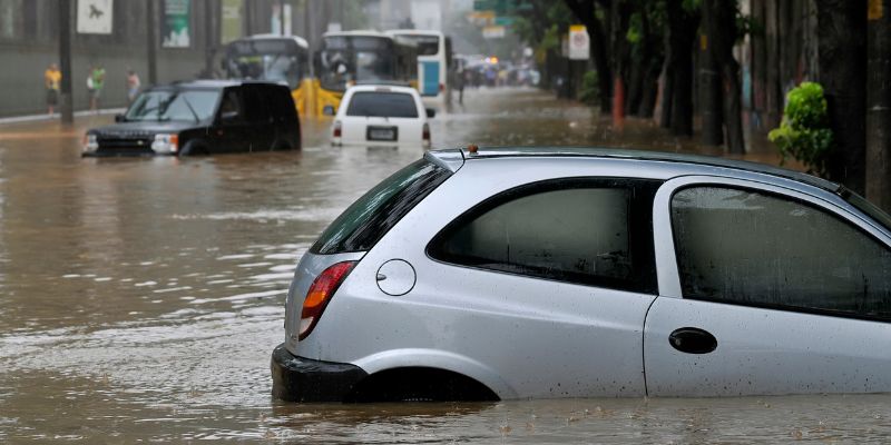 Step-by-Step Guide to Escape a Sinking Car