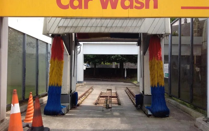 car entering an automatic tunnel car wash bay for a conveyor wash