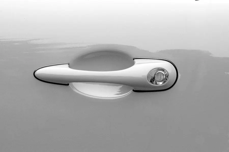 Exterior car door handle with a keyhole
