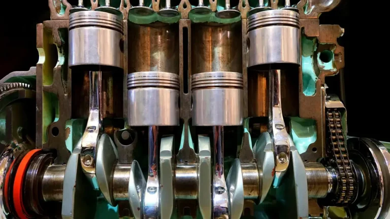 Cutaway of an engine showing pistons, connecting rods and crankshaft