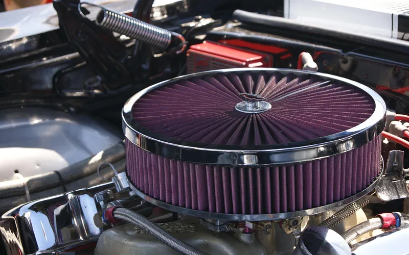 Round air cleaner with a pleated filter element on an engine Round air cleaner with a pleated filter element on an engine
