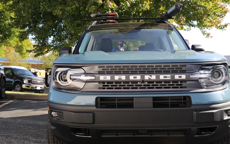 SUV front bumper with a clean grille and no pre-drilled front license plate holes SUV front bumper with a clean grille and no pre-drilled front license plate holes