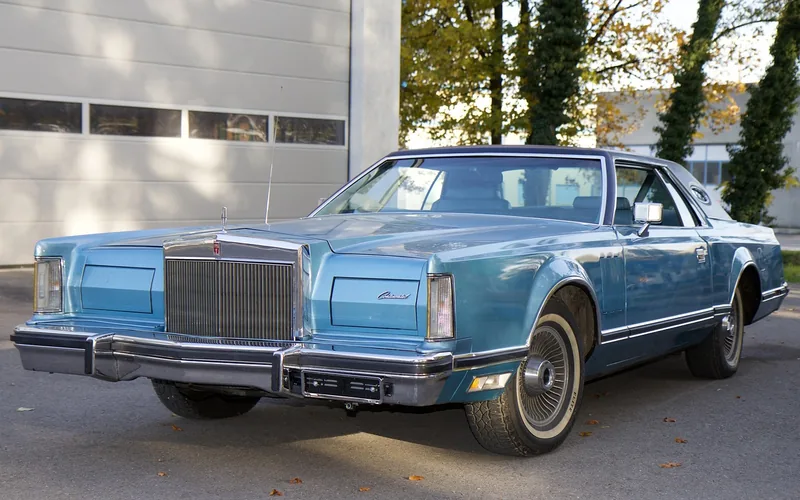 1961 Lincoln Continental convertible, the model JFK's presidential limousine was built from 1961 Lincoln Continental convertible, the model JFK's presidential limousine was built from