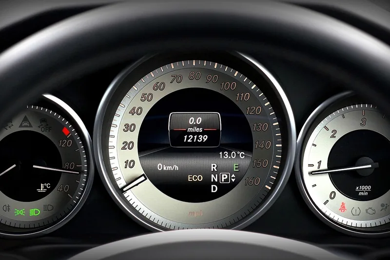 Instrument cluster with a central information display between two gauges