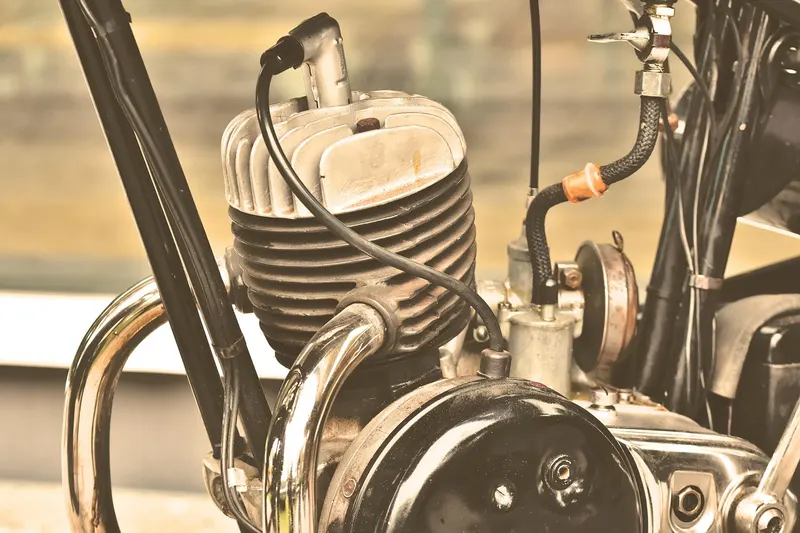 Air-cooled single-cylinder motorcycle engine with finned cylinder