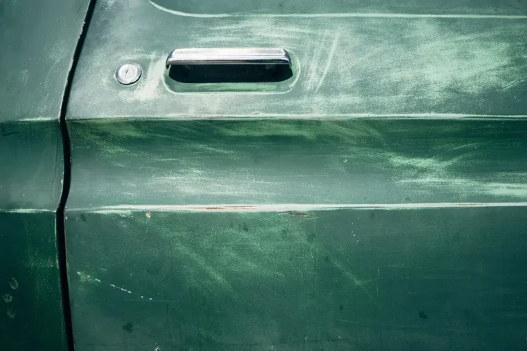 Car door and fender with a visible vertical panel gap