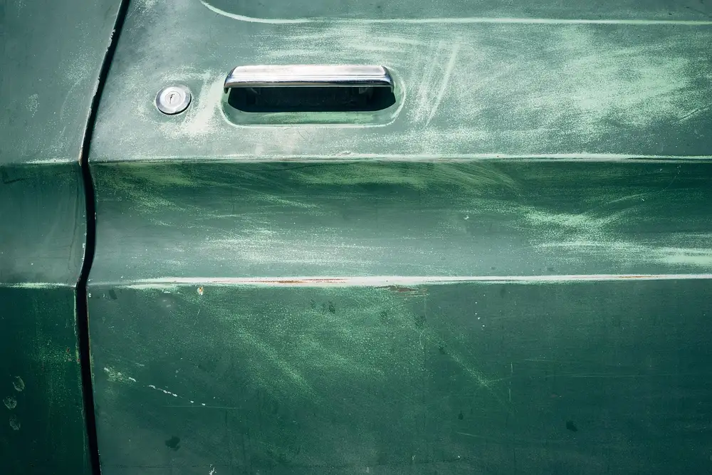 Car door and fender with a visible vertical panel gap