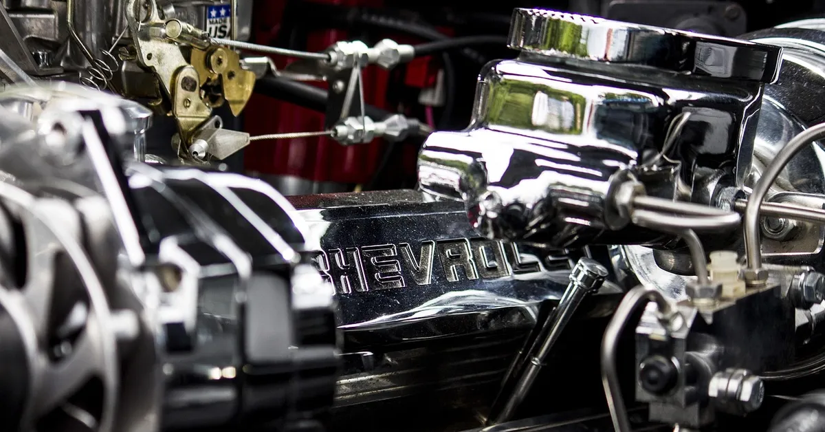 Chevrolet V8 engine bay showing the valve covers compared in the 6.2 vs 5.3 fuel economy debate