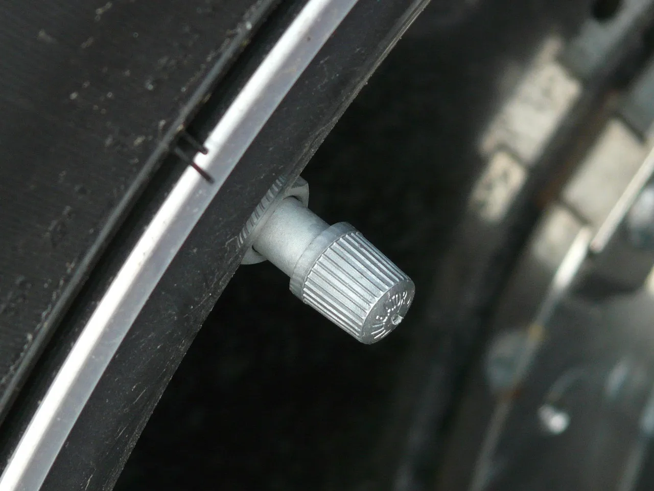 DECURCAR tire valve stem caps: best for wet or salty climates