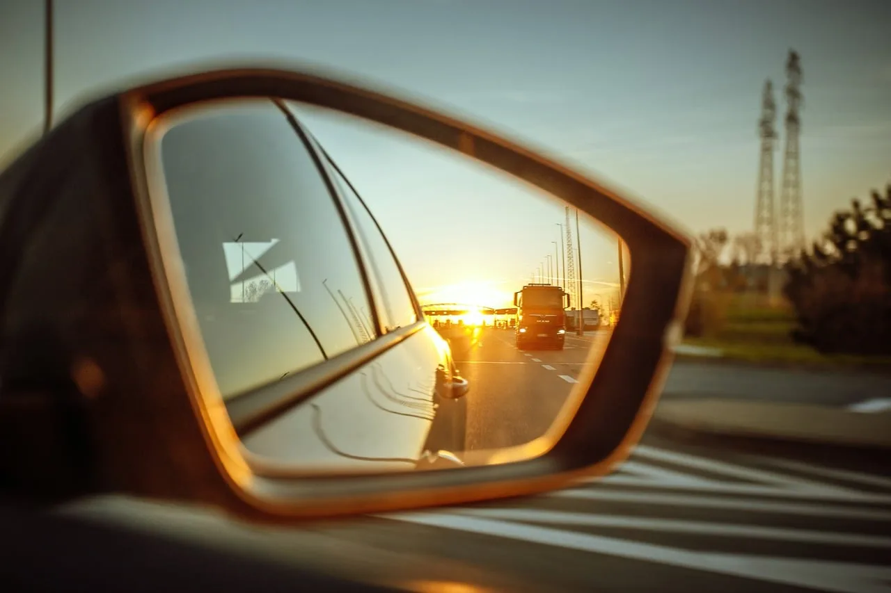 Rectangular swivel mirror: best for SUVs and trucks