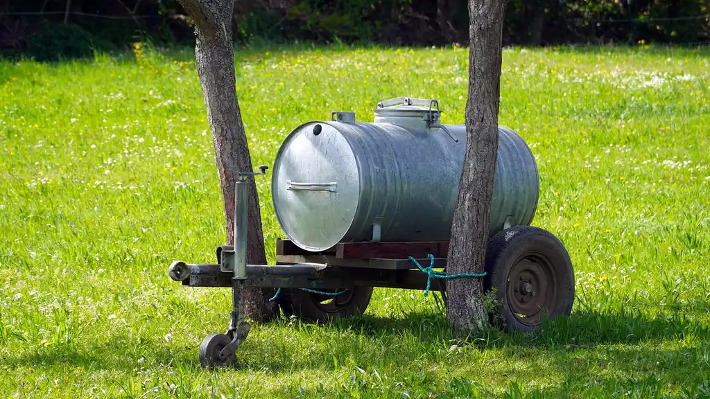 What is the best material for a detailing water tank?