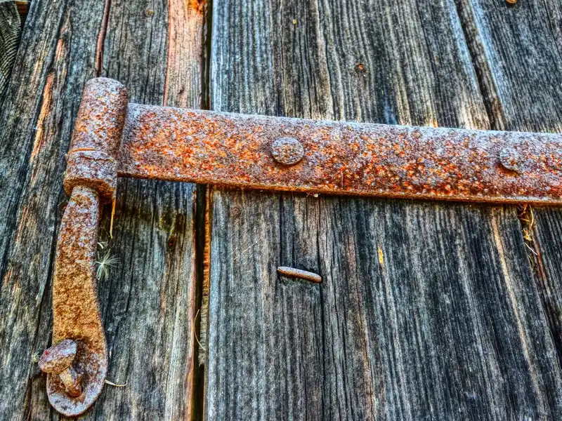 What matters when choosing hinge grease?