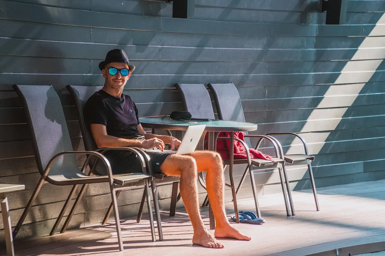 What does the digital nomad lifestyle mean?